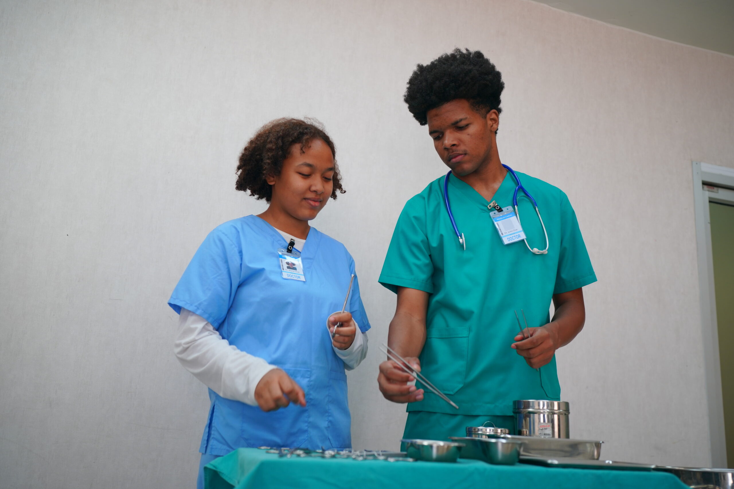 medical-team-working-on-patient-in-emergency-room